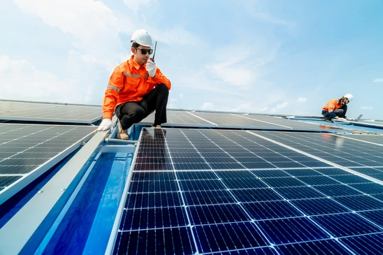 un ing&eacute;nieur inspecte la construction de panneaux solaires ou de cellules photovolta&iuml;ques par appareil &eacute;lectronique