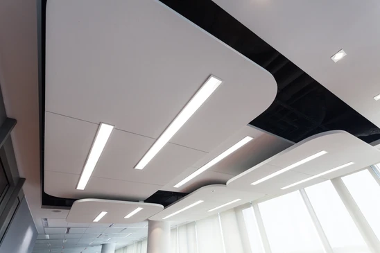 Plafond suspendu moderne d'un espace commercial avec &eacute;clairage LED int&eacute;gr&eacute;