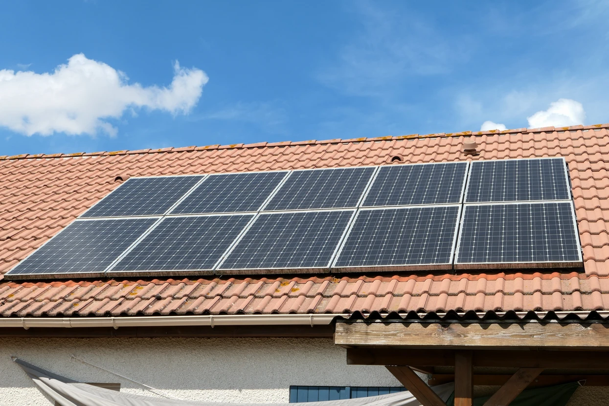 Panneaux photovolta&iuml;ques install&eacute;s sur le toit d'une maison