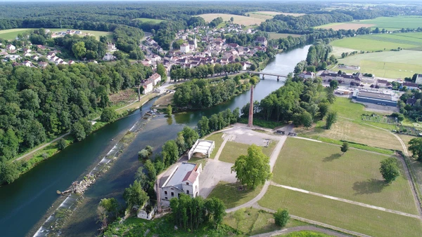 Une vue a&eacute;rienne ou une carte stylis&eacute;e montrant la localisation de Fraisans dans le Jura avec un rayon de couverture de 50 km incluant les villes cl&eacute;s (Dole, Besan&ccedil;on, Poligny). La carte peut int&eacute;grer des marqueurs ou des ic&ocirc;nes discr&egrave;tes d'&eacute;lectricien et de panneaux solaires pour illustrer les domaines d'intervention, tout en restant simple et professionnelle. Fond sobre avec palette de couleurs bleue et verte &eacute;voquant l'&eacute;lectricit&eacute; et l'&eacute;nergie solaire. Absence compl&egrave;te de texte, logo ou filigrane.