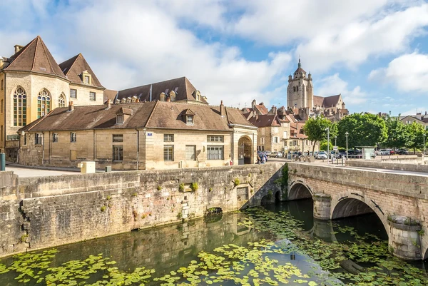 Photographie a&eacute;rienne ou vue panoramique r&eacute;elle de la ville de Dole montrant son paysage urbain caract&eacute;ristique avec ses b&acirc;timents et son environnement, repr&eacute;sentant l'une des principales zones de couverture de l'entreprise MGEP. L'image doit &ecirc;tre professionnelle et clairement identifier la ville comme un p&ocirc;le d'intervention majeur.
