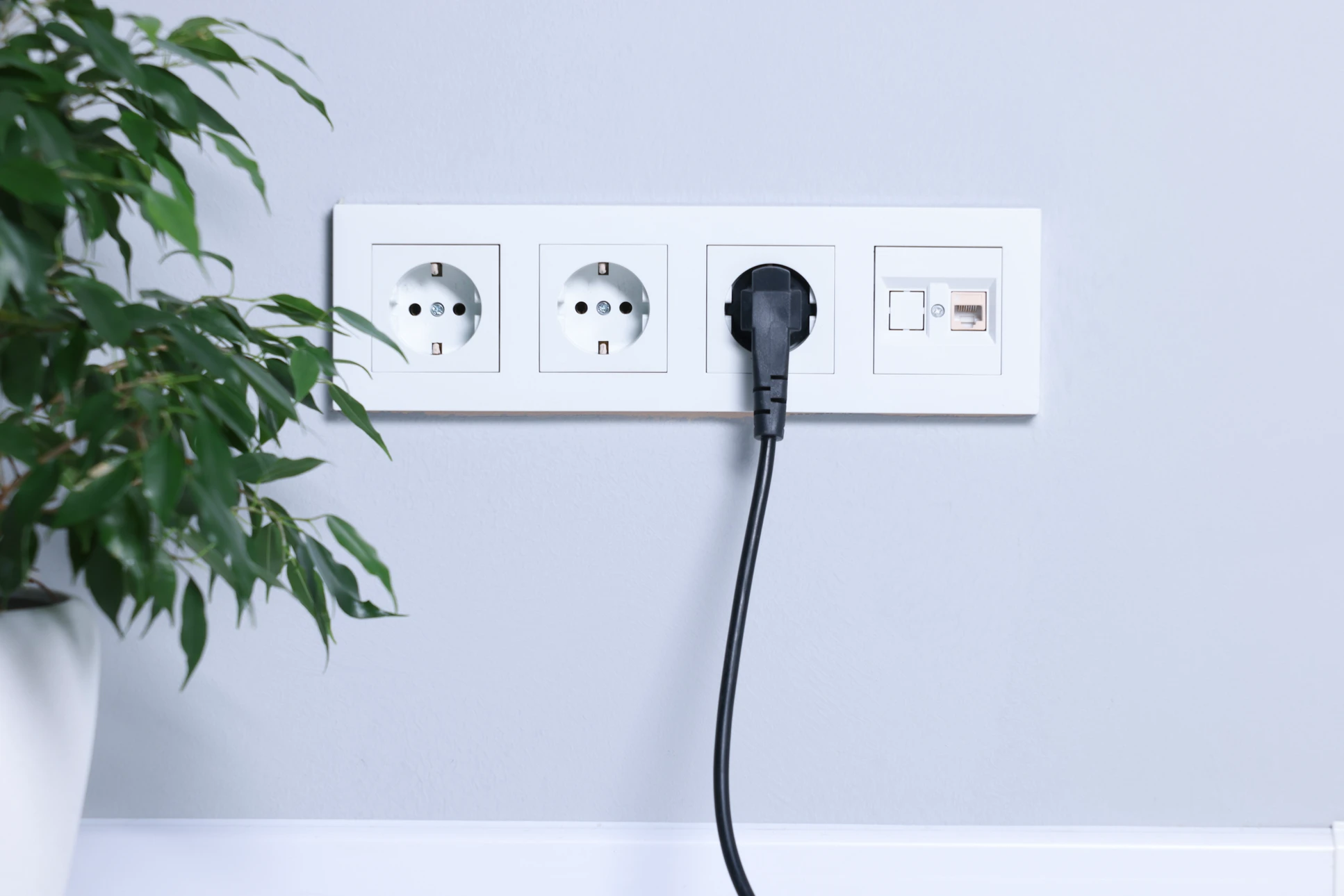 Travailler à l'installation de prises électriques