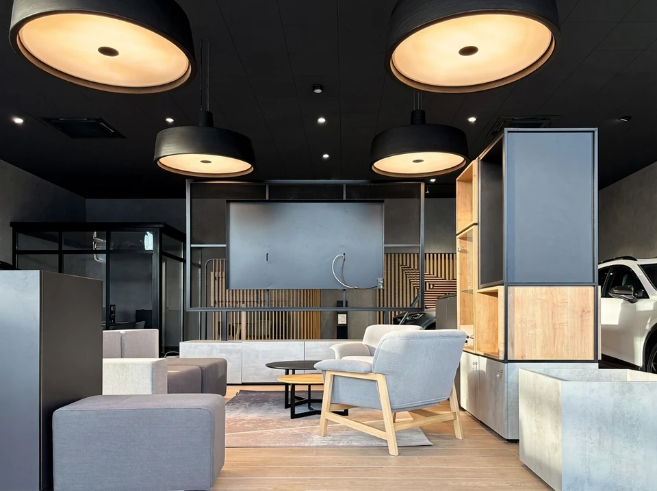 Intérieur moderne avec éclairage LED professionnel
