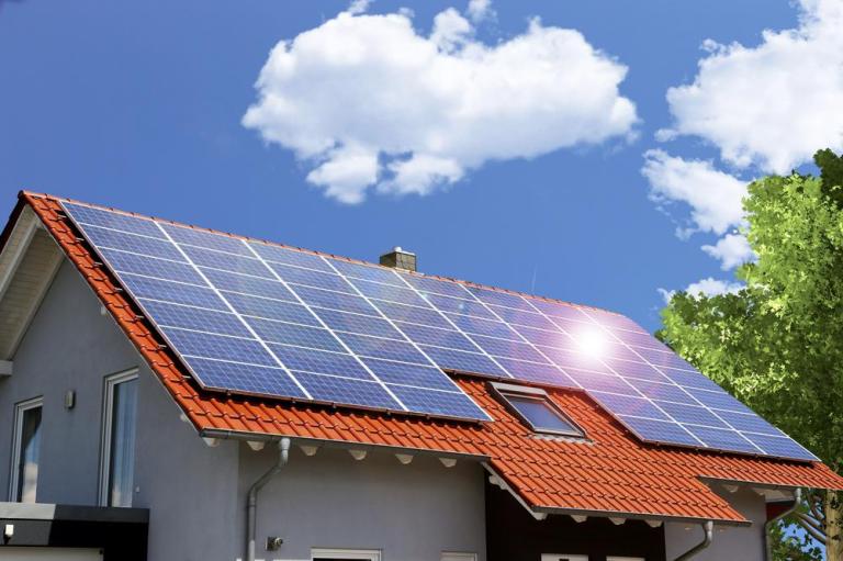 Faut-il installer des panneaux photovoltaïques sur son toit à Dole ?
